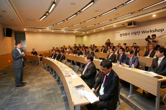 LG CNS(대표 김대훈)가 8일부터 이틀간 여의도 FKI 컨퍼런스센터에서 협력회사 대표들을 대상으로 진행한 '협력회사 사장단 워크숍'에서 이기선 LG CNS 상무가 강연을 하고 있다. 사진= LG CNS 제공